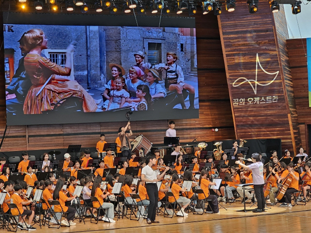 9일 평창 알펜시아 뮤직텐트에서 바이올리니스트 대니구와 '꿈의 오케스트라' 단원들이 영화 '사운드 오브 뮤직'의 영화음악을 협연하고 있다.